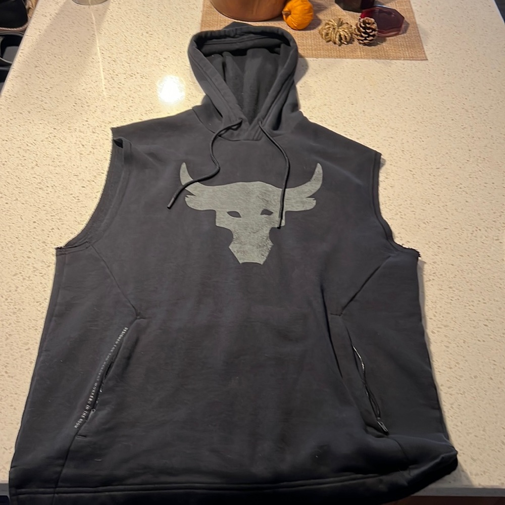 UNDER ARMOUR - Project Rock Sleeveless Hoodie